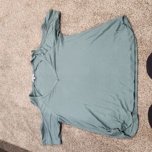V neck tshirt w/ cut out EUC